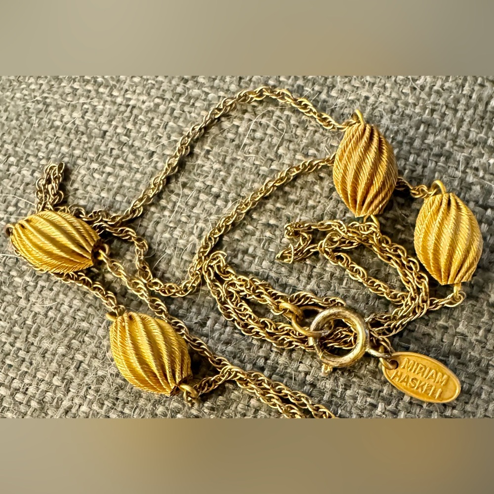 RARE!! Miriam Haskell Gold-tone Necklace with Gold-tone Twisted Barrel Beads - Picture 10 of 11
